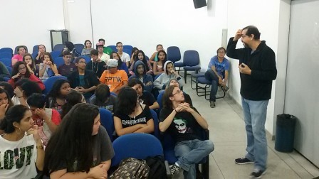 Professor Ricardo Maroni aborda questões relacionadas ao filme exibido