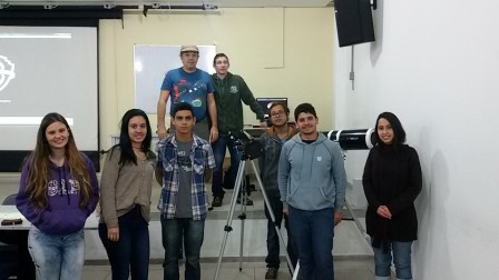 Professor Ricardo Plaza com bolsistas que organizaram as atividades da manhã