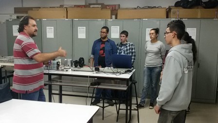 Professor Gabriel e estudantes do IFSP em atividade experimental de instrumentação