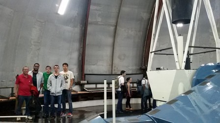 Professor Gilberto e estudantes do IFSP junto ao maior telescópio do Observatório do Pico dos Dias
