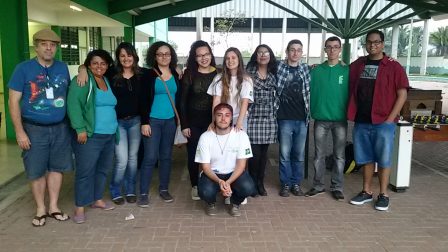 Estudantes do IFSP-Caraguatatuba e professor Ricardo Plaza na Escola Cynthia Cliquet