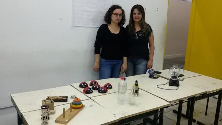 Josiene e Adriana com jogos matemáticos e experimentos científicos para demonstrações