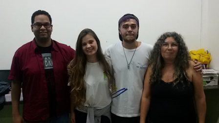 João, Jaqueline, Juan e professora Heloisa