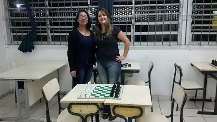 Sabrina e Adriana com os tabuleiros de xadrez