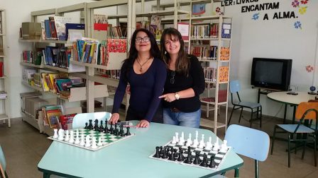 Sabrina e Adriana na mesa com jogos de xadrez