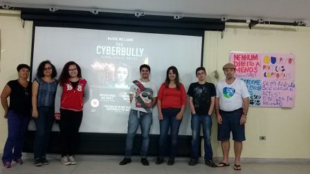 Bernardina e professor Ricardo Plaza com bolsistas no cinedebate sobre o filme “Cyberbully”