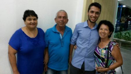 Estudante Luis Fernando com seus familiares