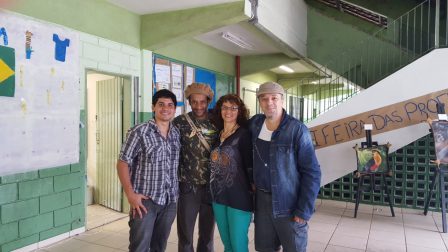 Estudante Matheus, artista Sergio e professores Divina e Ricardo na Escola Áurea
