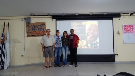 Professor Ricardo Plaza com alguns dos bolsistas que organizaram este cinedebate