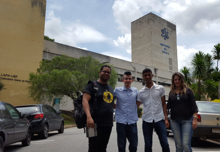 João, Rafael, Vinicius e Adriana no Instituto de Física da USP