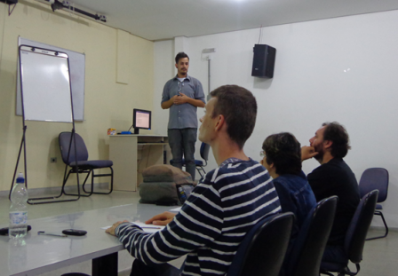 Júlio apresenta seu trabalho para os professores Márcio Traesel, Cristina e Renato Douglas