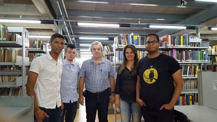 Professor Ricardo Plaza com estudantes na biblioteca do Instituto de Matemática e Estatística da USP
