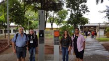 Professor Ricardo Plaza, Rafael, Adriana e João no câmpus de São Carlos da USP
