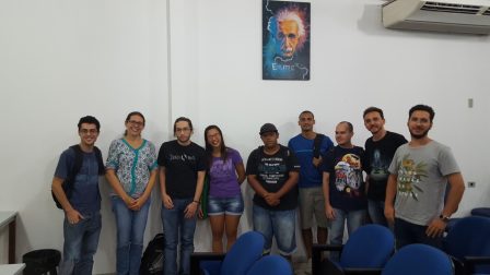 Professora Flávia com professores e estudantes do curso de Licenciatura em Física