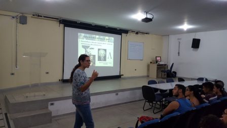 Professora Flávia explica a importância da História e da Filosofia da Ciência nas aulas de Física