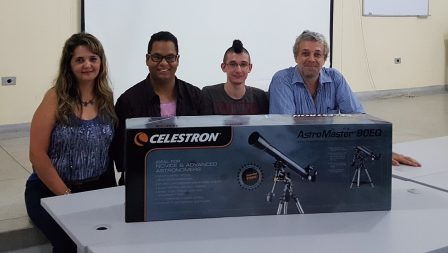 Adriana, João, Rafael e professor Ricardo Plaza junto à caixa com o telescópio refrator