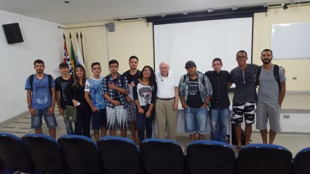 Professor Iuda com estudantes de diferentes cursos do IFSP-Caraguatatuba