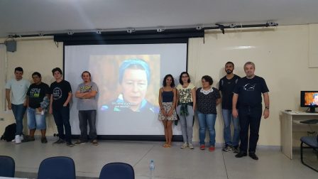 Professor Ricardo com bolsistas que organizaram a Mostra de vídeos “As mulheres e suas lutas”