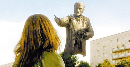 Cena do filme com estátua de Lenin