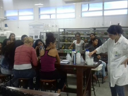 Profa. Samara Salamene com estudantes no laboratório realizando a “Oficina de Sabão”