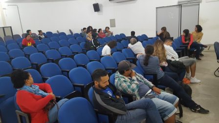Público que participou do debate após a exibição do filme “#Resistência”