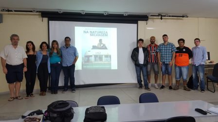 Professor Ricardo Plaza junto com estudantes que colaboraram na organização do cinedebate