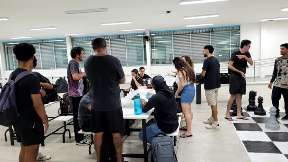 Imagem 7 Alunos na festinha de recepção aos ingressantes