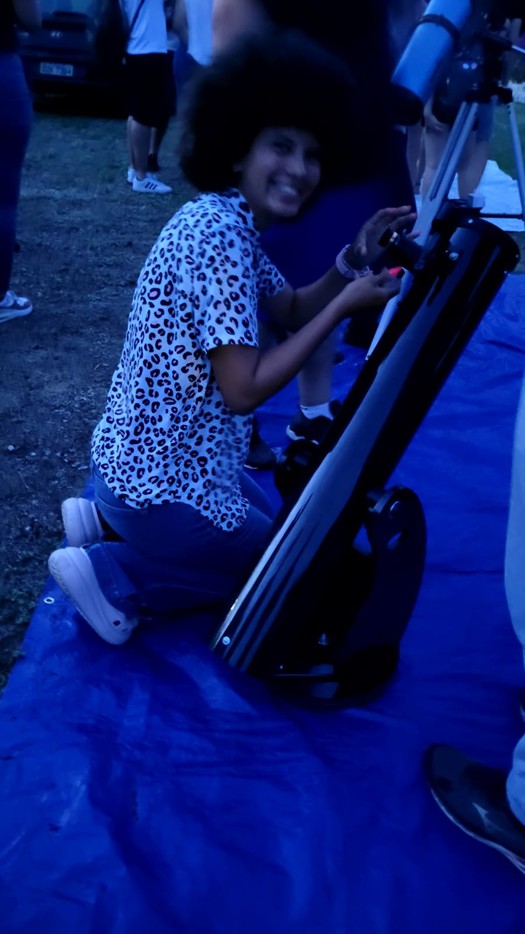 Imagem 26 Mikaely manuseando um telescópio