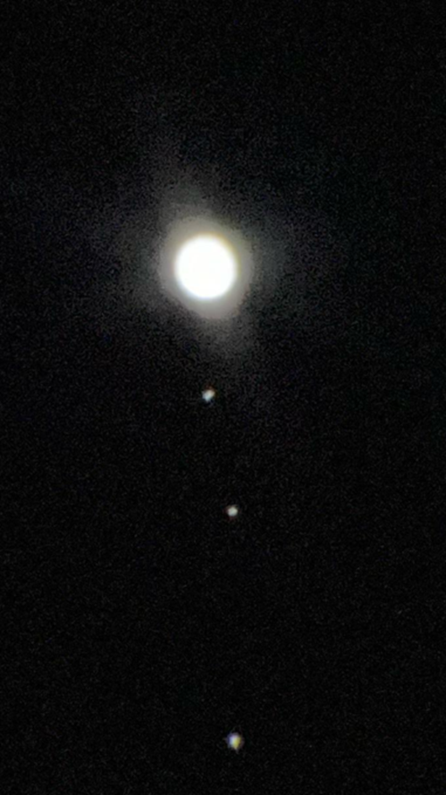 Imagem 28 Foto da observação com um telescópio do planeta Júpiter com algumas de suas luas