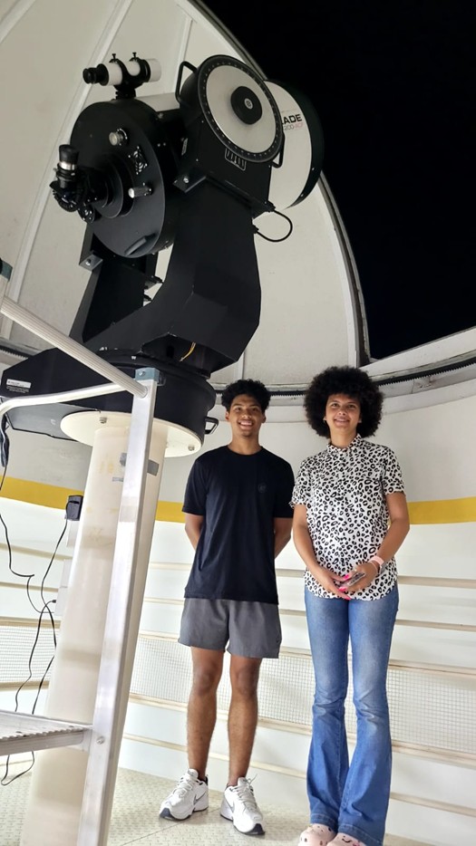 Imagem 29 Matheus e Mikaely junto ao telescópio do Grupo de Dinâmica Orbital e Planetologia
