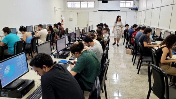 Imagem 35 Oficina de Simulações Numéricas da professora Daniela Cardozo Mourão