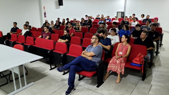 Imagem 1 Alunos e professores do curso de Licenciatura em Física do IFSP Caraguatatuba