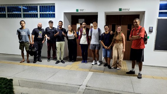 Imagem 7 Alunos veteranos em frente ao Laboratório de Física