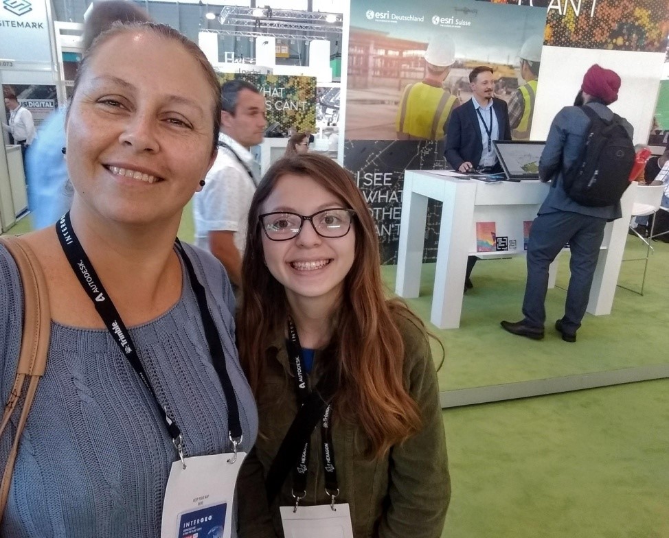 Profa. Vassiliki e aluna Michele da Engenharia Civil na INTERGEO 2019