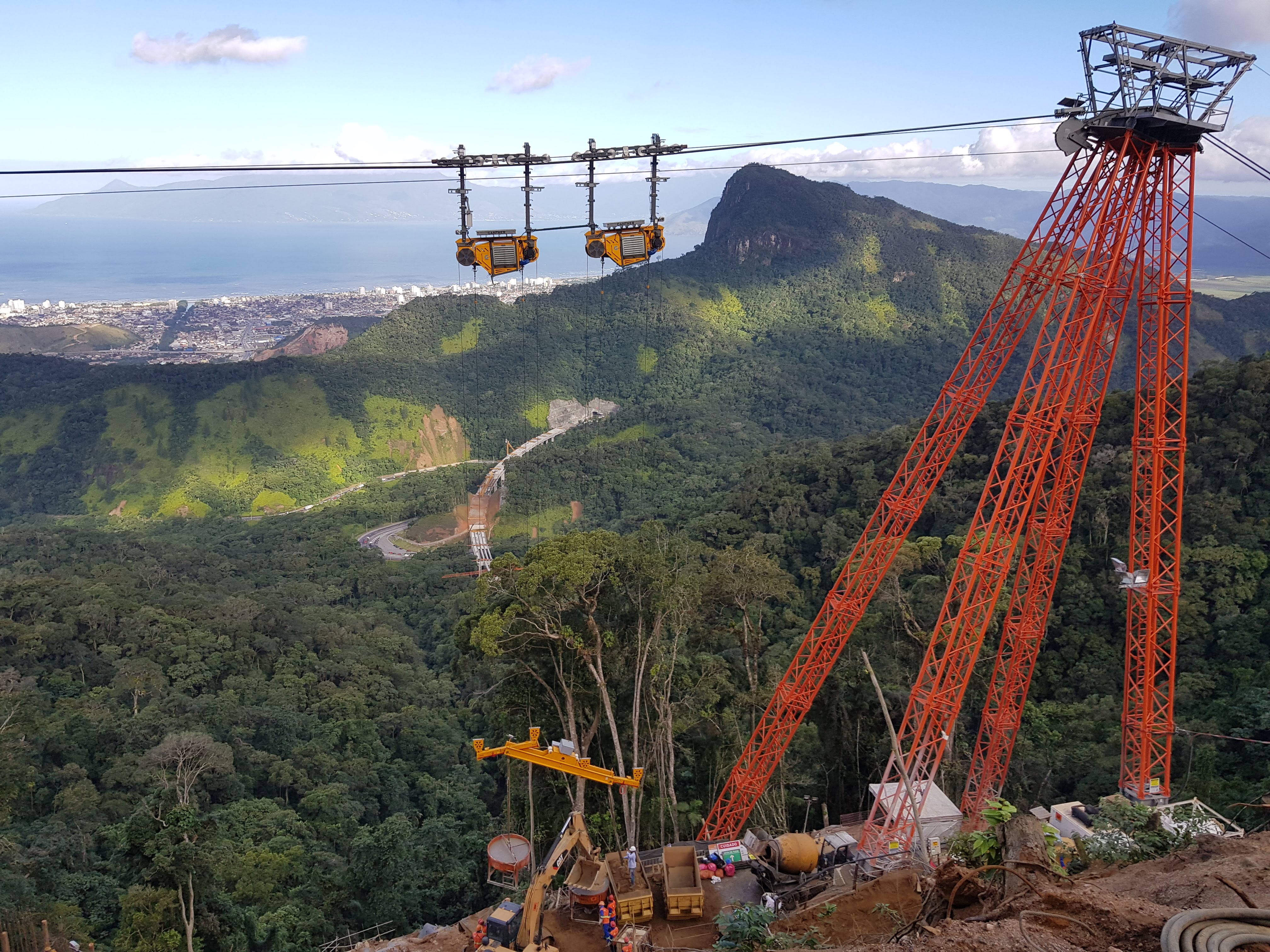 Figura 2 - Visão geral da obra: túnel (em destaque ao fundo) e o cable crane.  Fonte: Vinícius Zacatei.