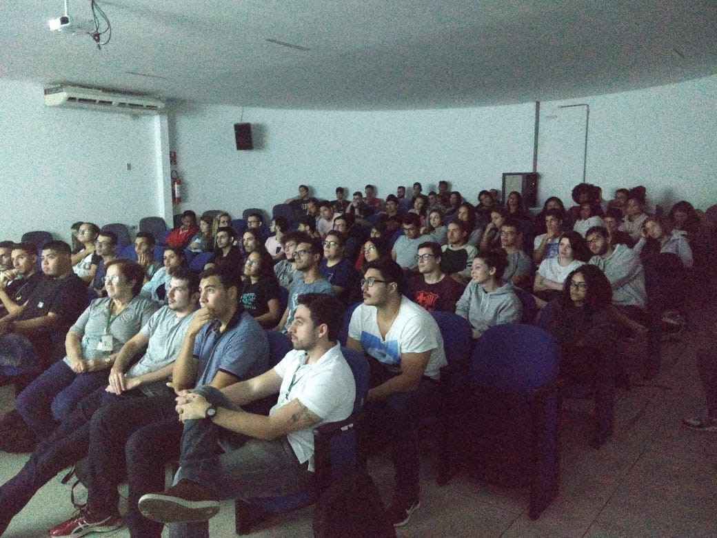 Figura 1 - Alunos de Engenharia Civil assistindo a palestra apresentada pelos responsáveis da Secretaria de Habitação