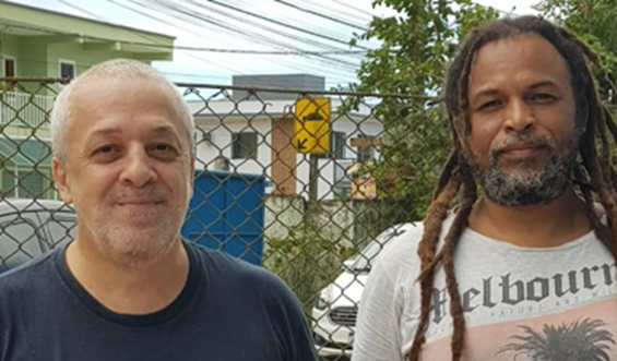 Imagem 1 - Ricardo Plaza e Indalecio Borges em frente ao prédio da Escola Aurea