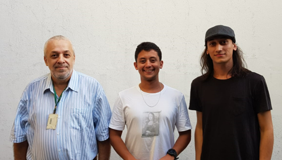 Imagem 5 – Professor Ricardo Plaza e bolsistas de extensão José e Marlon
