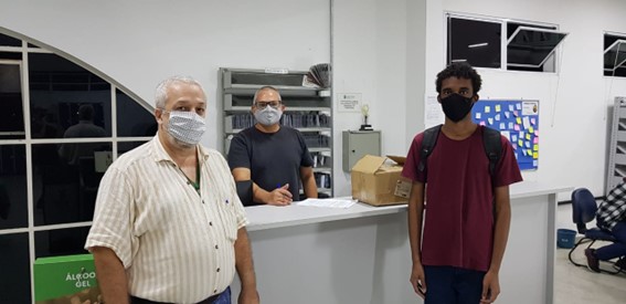 Imagem 2 - Ricardo, Márcio e Higor na entrega dos livros para a biblioteca do IFSP