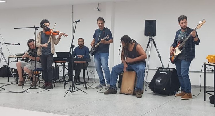 Imagem 26 - Rodrigo, Fabricio, Diego, professor Adriano, Indalecio e professor Alex tocam Legião Urbana