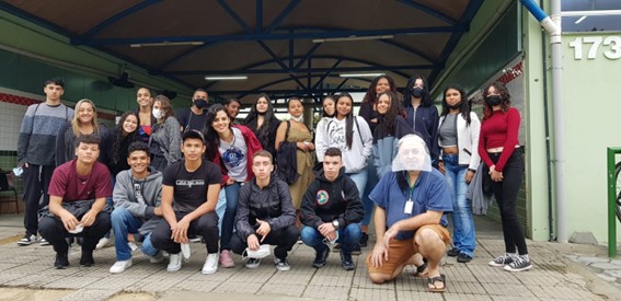 Imagem 1 - Alunos da Escola Idalina em frente ao prédio do IFSP-Caraguatatuba