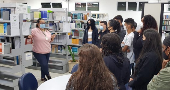 Imagem 4 – Mariana Maltez explica sobre o funcionamento da Biblioteca