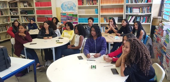 Imagem 5 – Alunas da escola Frugoli prestam atenção em uma apresentação feita durante a oficina