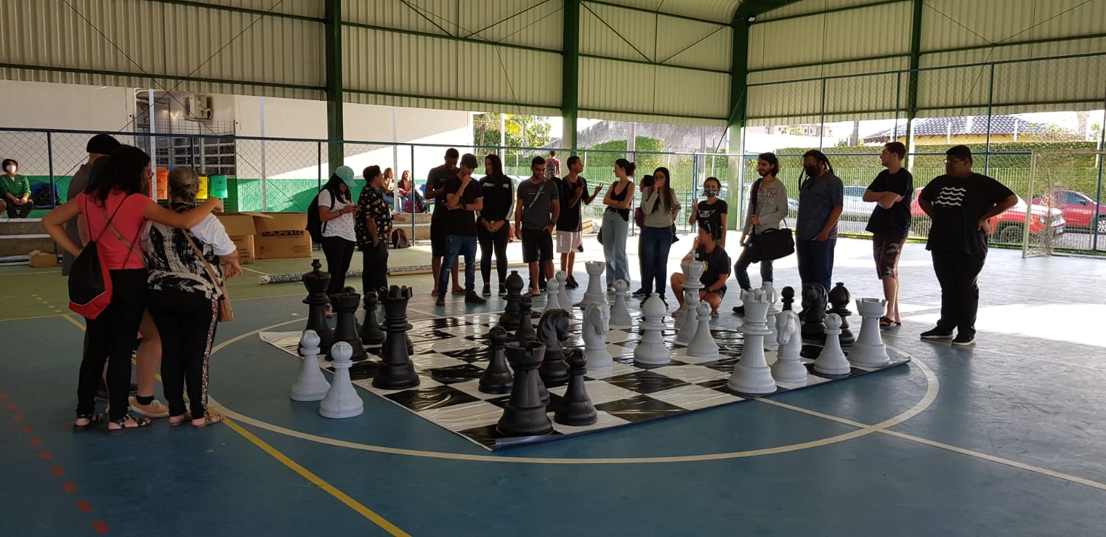 Xadrez gigante sendo inaugurado na quadra