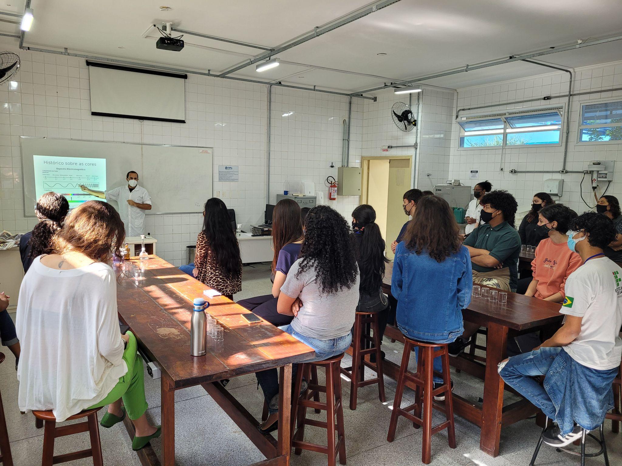 Oficina “Química das cores”, com professores Ricardo Mota e Juliana Castro.