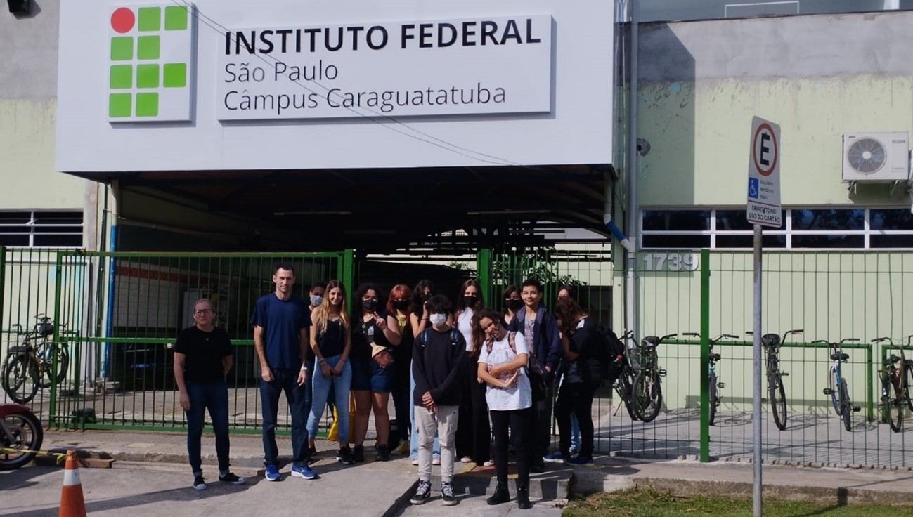 Imagem 1 - Alunos da Escola Celestino em frente ao prédio do IFSP-Caraguatatuba