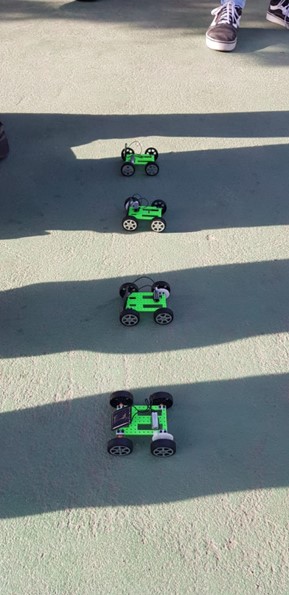 Imagem 13 – Quatro carrinhos enfileirados para a corrida
