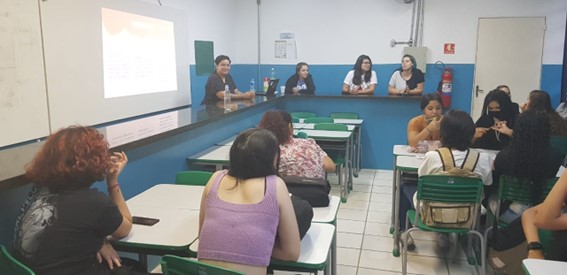 Imagem 3 – Licenciandas conversam com alunas da Escola Trombini