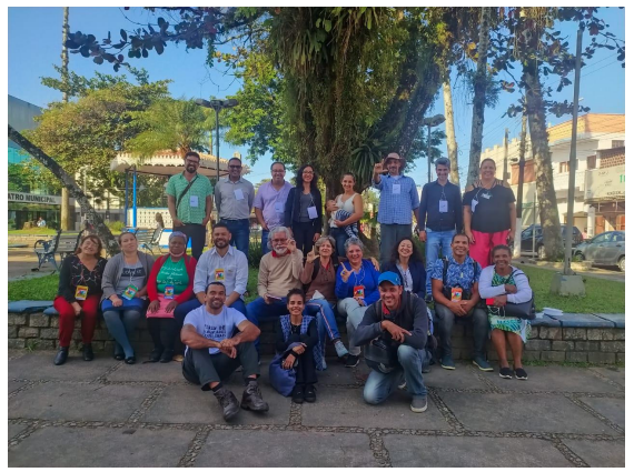 Foto 1 - Lideranças comunitárias, membros do ITESP, da Prefeitura Municipal de Ubatuba, e professores Francisco e Maria do Carmo (à esquerda), durante a I Conferência Municipal de Comunidades Tradicionais em Ubatuba.