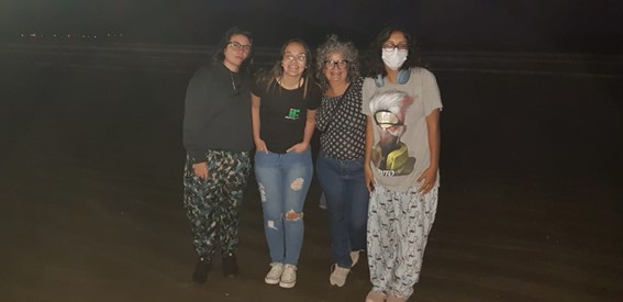 Imagem 15 – Michele, Kamily, Jeane e Evelyn na beira da praia em Maranduba